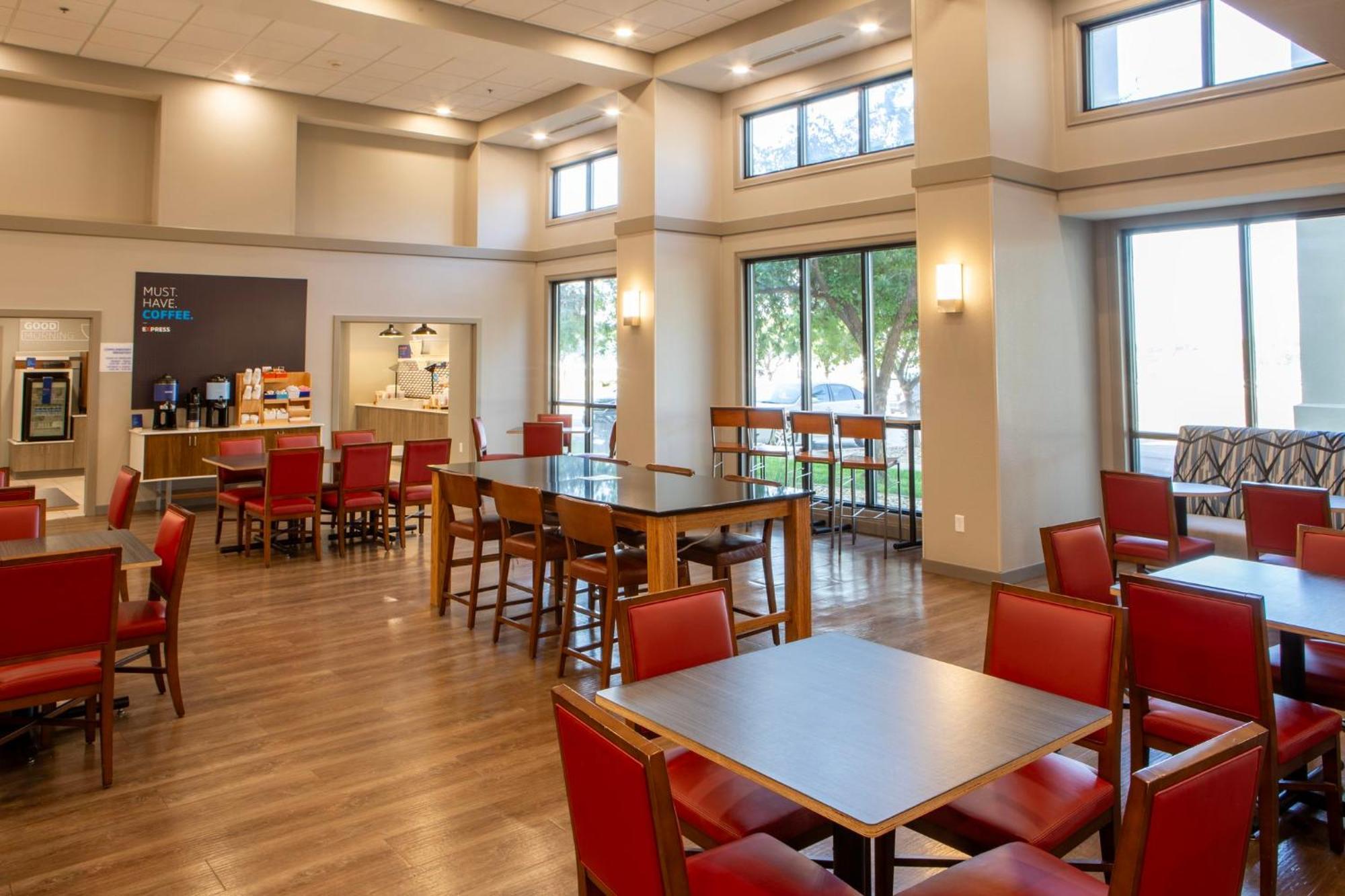 Express & Sioux City-south By Ihg Hotel 2*