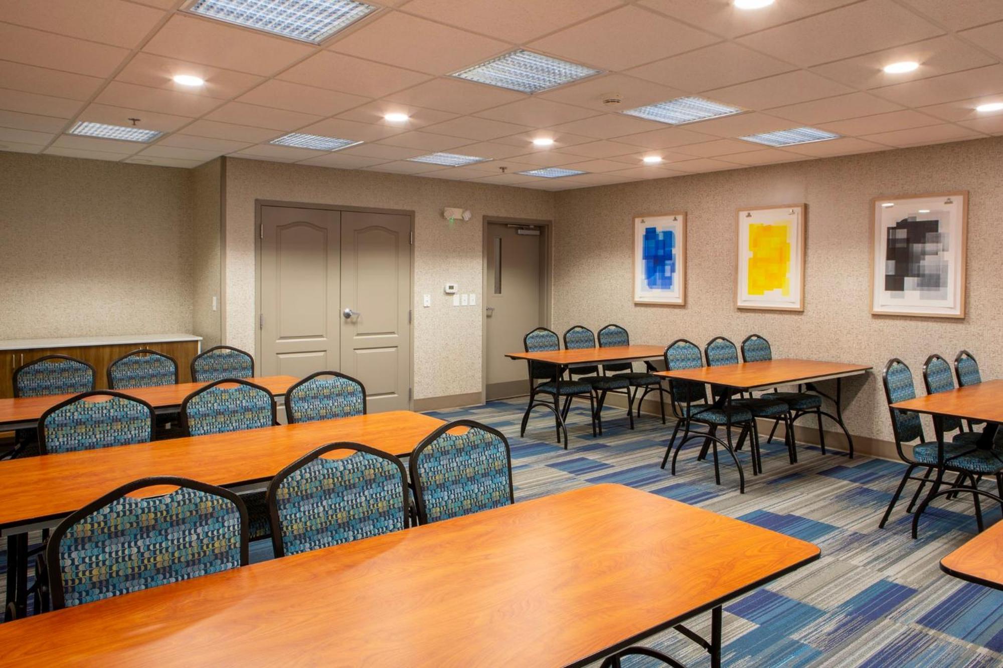 Express & Sioux City-south By Ihg Hotel 2*
